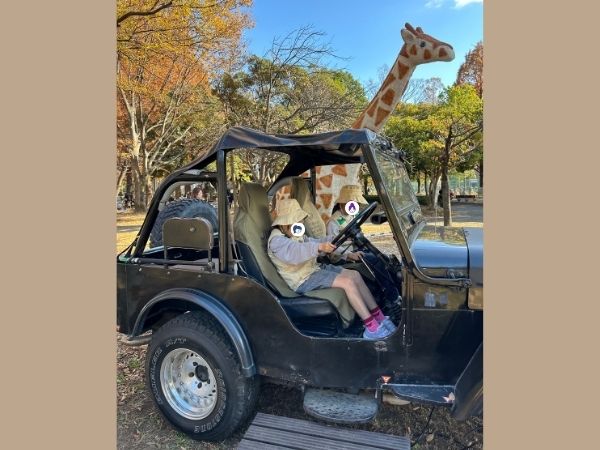 キリンとジープ