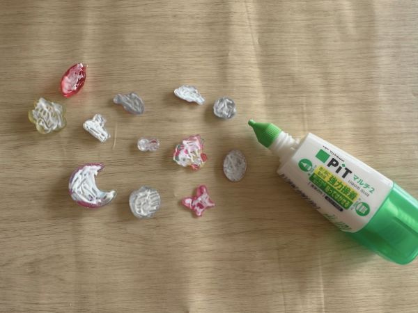 粘着力が弱くなったシールの裏に、のりを塗る