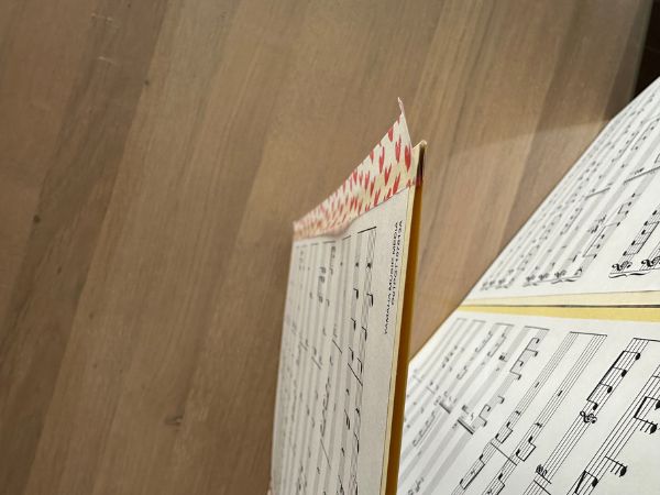 表は、アコーディオン状に折った状態でマスキングテープを貼るのがポイント