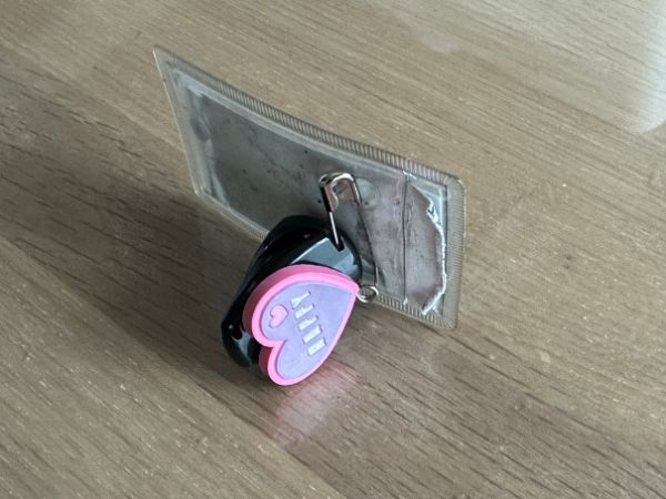 名札クリップ　斜めから