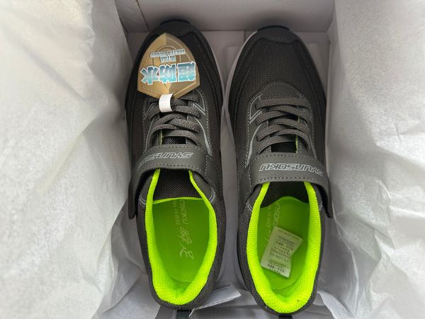 瞬足　防水スニーカー