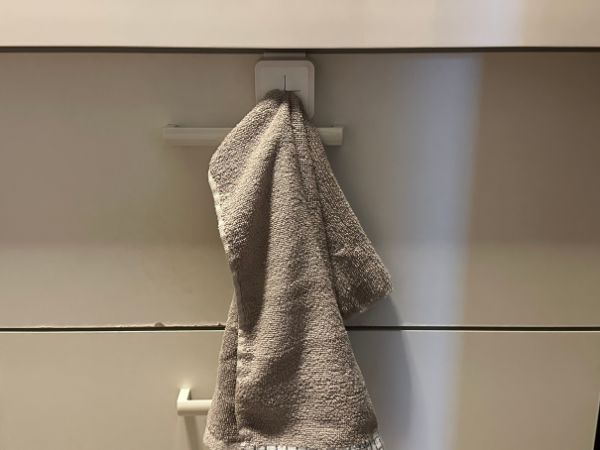 タワーのタオルホルダーをシンク扉につけた様子