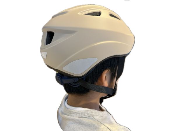 ヘルメットを着用した様子