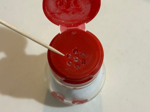 爪楊枝で穴を開ける