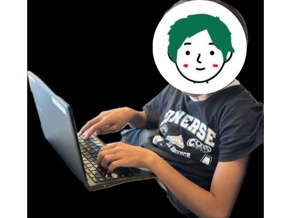 学校支給のタブレットを使う長男