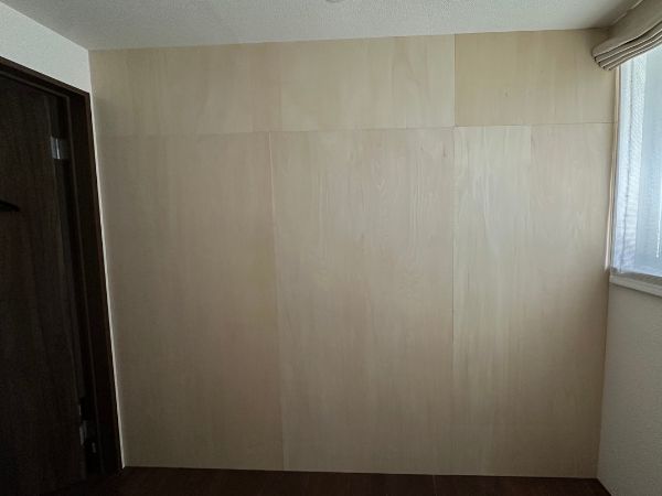 部屋を壁で仕切った様子