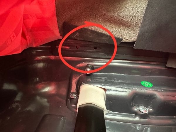 スーツケースのハンドルを留めているネジ部分