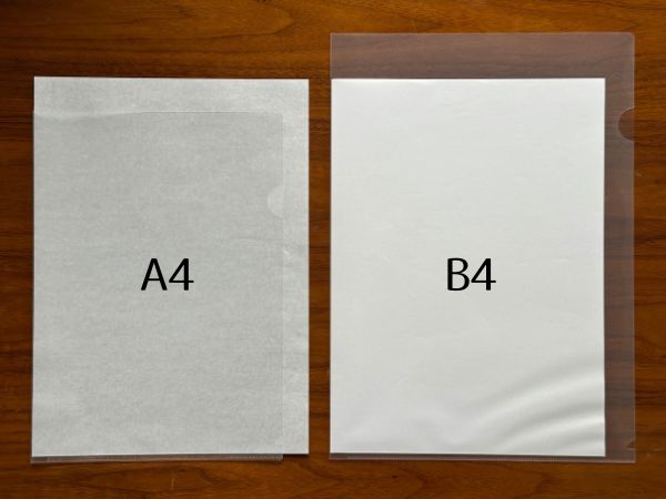 A4ファイルとB4ファイルに半紙を入れて並べた様子