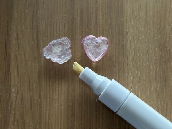 シールの裏にのりを塗り乾いた様子