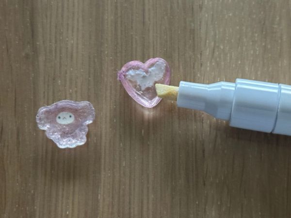 シールの裏にのりを塗った様子