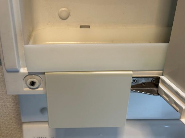 洗面台にブックエンドを奥まで差し込んだ