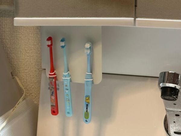 歯ブラシはまっすぐ付いたものの、扉が閉まらない