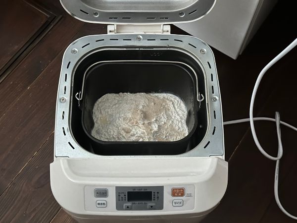 ホームベーカリー本体にパンケースをセットした様子