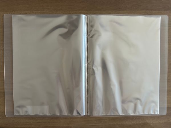 クリアホルダーを開いた様子