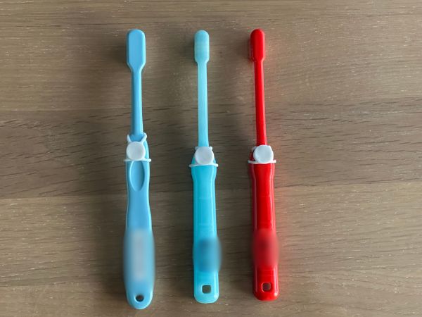 歯ブラシに歯ブラシホルダーを取り付けた