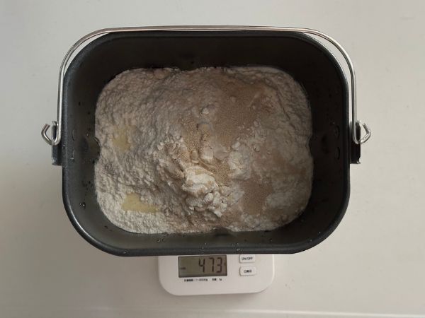 新しいパンケースに材料を計量して入れた様子